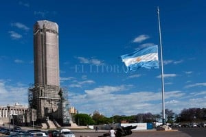ELLITORAL_253549 |  Archivo El Litoral Bandera a media asta, el símbolo del luto en el país.