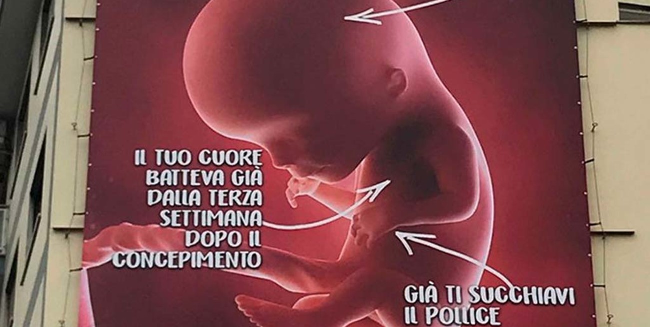 Roma: colocaron un enorme cartel "pro-vida" a metros del Vaticano