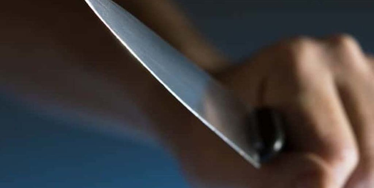 Una nena de 12 años le clavó dos cuchillos en la espalda al novio de su mamá para defenderla