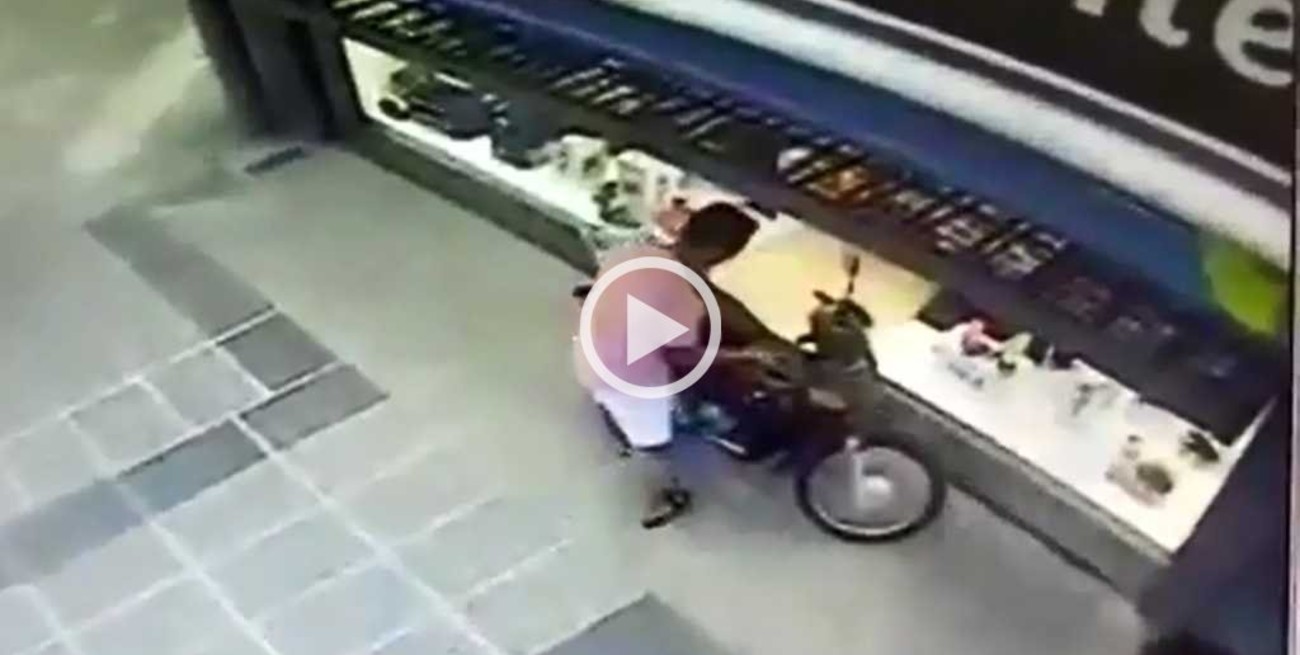 Video: robó una moto en menos de un minuto en barrio Roma