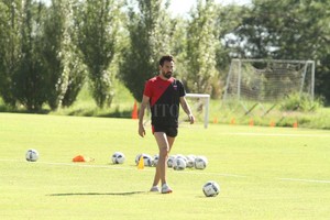 ELLITORAL_199812 |  Guillermo Di Salvatore Le dieron pelota...Varios de los temas que exigió Eduardo Domínguez fueron respondidos en tiempo y forma por los dirigentes de Colón, entre ellos la figura de un enlace, tarea que desarrollará el ex futbolista Iván Borgehello de ahora en más. Además, habrá cinco días de entrenamiento en Paraná: ya está acordado un amistoso con Atlético y otro con Patronato.