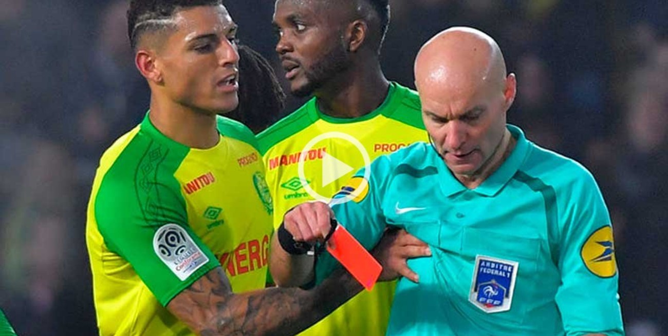 Un árbitro francés fue suspendido por patear a un jugador