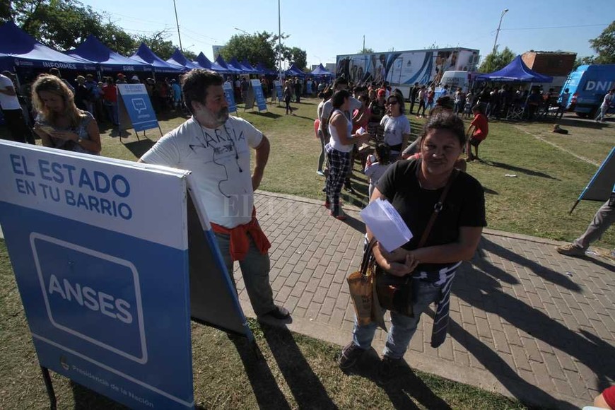 ELLITORAL_179243 |  Mauricio Garín Mucha demanda. Se estima que unas 1.000 personas por día vienen a sacar su DNI, pedir certificaciones de Anses y realizar consultas médicas.