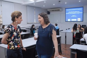 Flavio Raina. La ministra Erica Hynes, quien fue coordinadora científica de la investigación, y María Guillermina D?Onofrio, de Ciencia y Tecnología de la Nación, antes de presentar el informe.