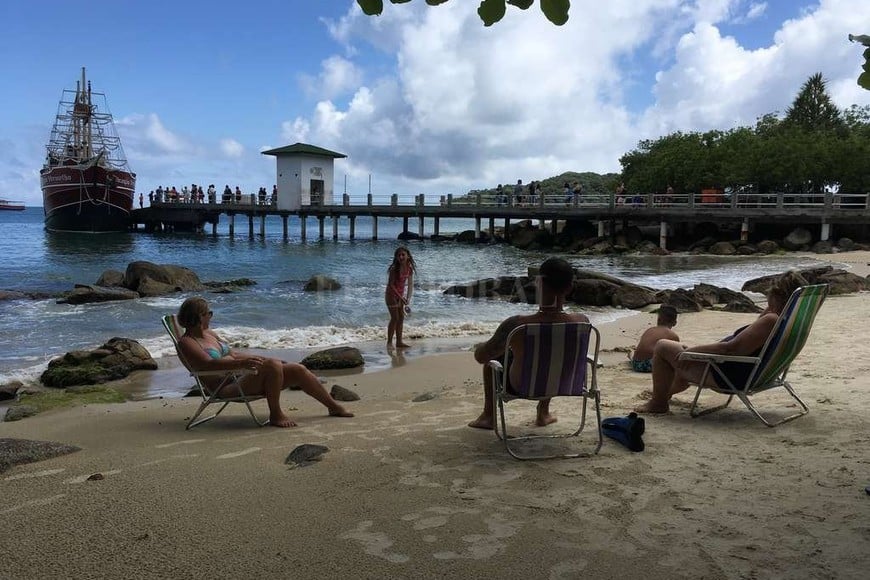 ELLITORAL_197927 |  El Litoral En bombinhas, las familias pueden disfrutar del agua calma y también del snorkel.