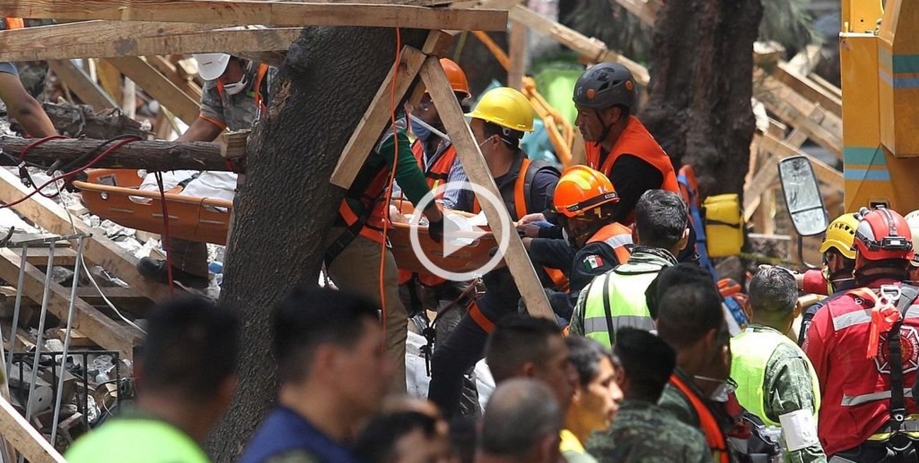 Ya rescataron a 70 personas entre los escombros de edificios colapasados en México