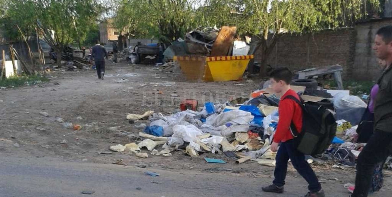 Vecinos cansados por la acumulación de basura sobre la vía