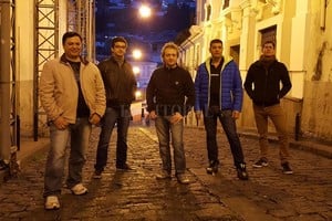 ELLITORAL_220564 | Gentileza producción Malevaje 2.0: De Pedro en el centro, escoltado por Raúl Vallejos (violín), Danilo Cernotto (bandoneón), José Luis Vallejos (contrabajo) y Mauricio Pitich (guitarra).