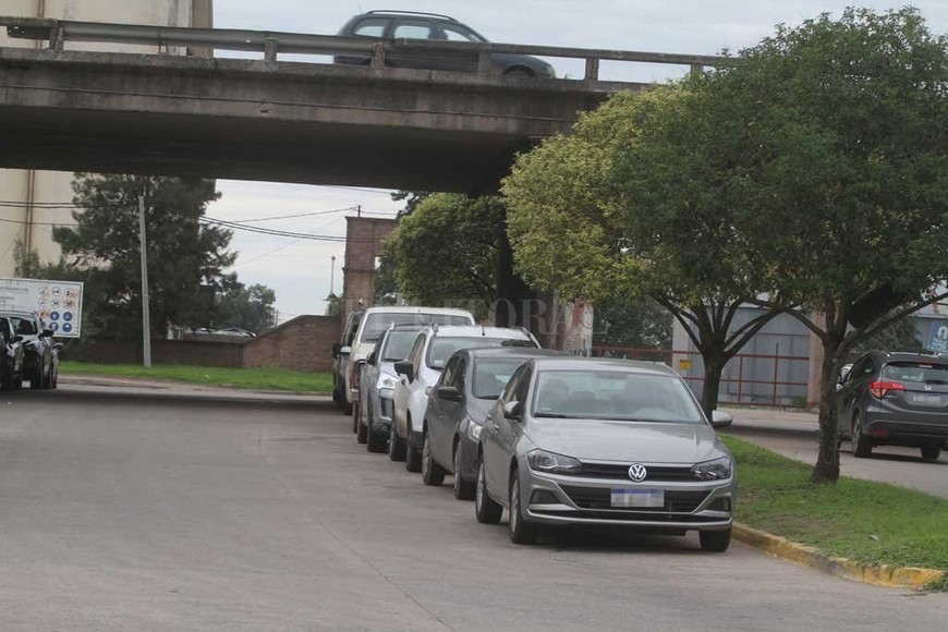 ELLITORAL_211507 |  Guillermo Di Salvatore Debajo del puente. Otro lugar en el que la línea amarilla parece  opcional  y todos eligen estacionar.