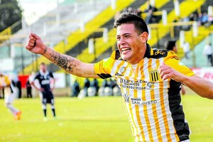 El Litoral Marinero de La Fragata . Leo Heredia gritando uno de sus goles con la camiseta de Almirante Brown en la Primera B Metropolitana, un sello distintivo para alguien que no es delantero sino volante ofensivo. Faltan pequeños detalles para que Colón lo haga oficial como el octavo refuerzo para el equipo de Eduardo Domínguez que debutará de local el sábado que viene recibiendo a Rosario Central.