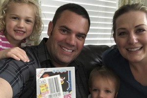 ELLITORAL_256842 |  Gentileza El afortunado hombre con su familia