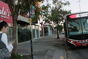 ELLITORAL_178454 |  Archivo / El Litoral La aplicación para celulares, lanzada hace unos años por el municipio, podría también servir a los usuarios como canal inmediato para señalar irregularidades que ven en las unidades de colectivos.