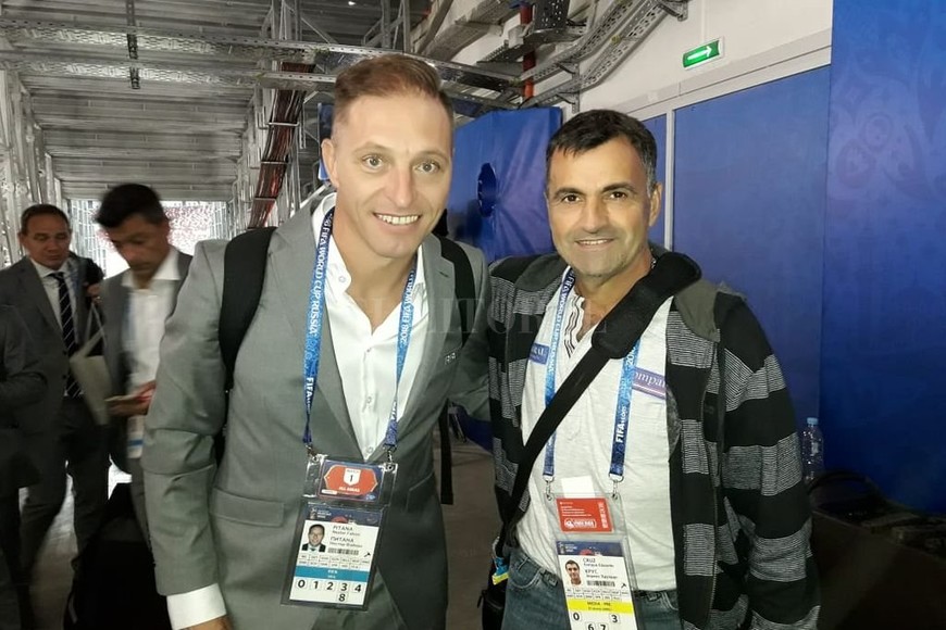 ELLITORAL_214164 |  El Litoral Néstor Pitana, árbitro del partido inaugural junto al enviado de El Litora, Enrique Cruz.