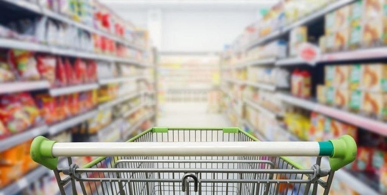 Batalla por los precios: El Gobierno se enfrenta con las alimenticias por el costo para "llenar el changuito"