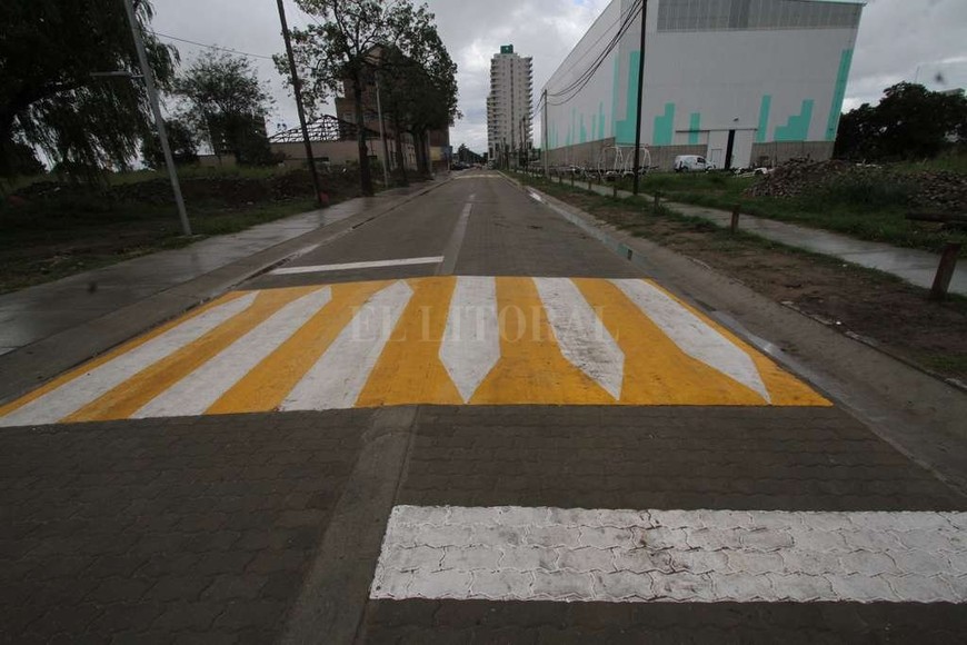 ELLITORAL_175304 |  Mauricio Garín La calle de acceso, 1° de Enero, ya está en condiciones. El primer tramo tiene pavimento de hormigón porque por allí circulará el colectivo; el resto, pavimento articulado.