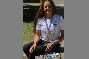 ELLITORAL_197155 |  Luis Cetraro No tiene techo. Paulina, rodeada de sus medallas más recientes. Tiene 17 años y un gran porvenir en el mundo del canotaje.