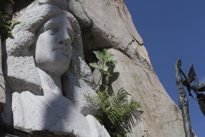 ELLITORAL_174757 |  Mauricio Garín Sin mantenimiento. El monumento al General San Martín está muy descuidado. Además de grafitis, tiene plantas y yuyos que crecen entre los ornamentos.