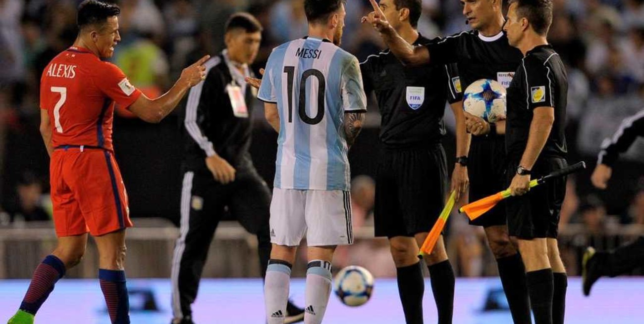 Cuatro partidos de suspensión a Messi por insultar a un juez de línea