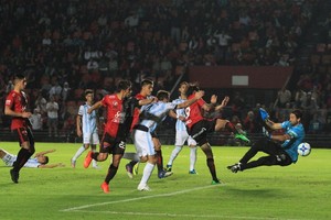 ELLITORAL_179474 |  Pablo Aguirre Ismael Blanco puntea la pelota y logra el primer tanto de Colón.
