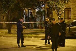 Marcelo Manera El ataque se produjo en la noche del martes y afectó dos viviendas, pertenecientes a la ex esposa y al hermano del juez Viena, en el barrio Hertz.