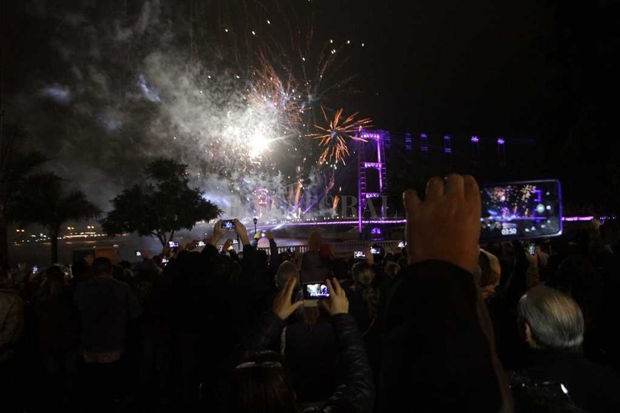 ELLITORAL_181023 |  Pablo Aguirre Con una gran cantidad de público y show de fuegos artificiales, quedó inaugurada la iluminación led del Puente Colgante