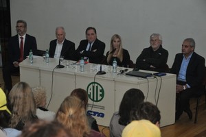 ELLITORAL_211185 |  Luis Cetraro Furtado de Oliveira, Lamberto, Genesini, Sáenz, Hoffmann y Girardi presentaron el protocolo ante un auditorio colmado, ayer, en ATE.
