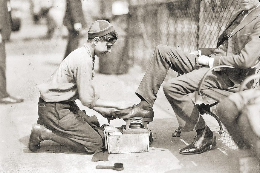 ELLITORAL_174298 |  Archivo El Litoral Un niño lustrabotas en la Nueva York de 1924. Ese oficio de supervivencia ha trasvasado las líneas del tiempo y sigue, aun aquí en la capital.