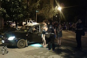 ELLITORAL_198036 |  Danilo Chiapello Investigadores de la PDI peritan el taxi en el lugar en el que se produjo el trágico suceso.