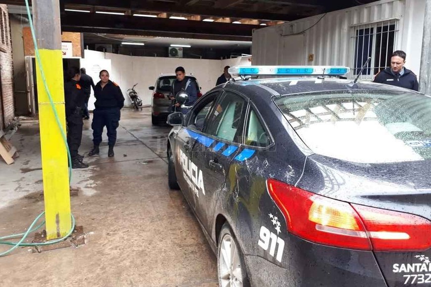 ELLITORAL_222720 | Danilo Chiapello Investigadores y agentes policiales se concentraron en el hospital Cullen donde tomaron contacto con familiares de la víctima.