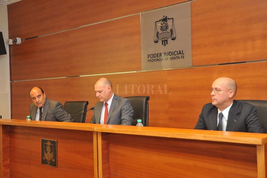 ELLITORAL_210185 |  Flavio Raina. El imputado Vedia se defendió diciendo que no estaba en Recreo cuando ocurrió el hecho.Los jueces Jorge Pegassano, Luis O. Silva y el conjuez Néstor D. Pereyra (de izq. a der.) leyeron el fallo este viernes.