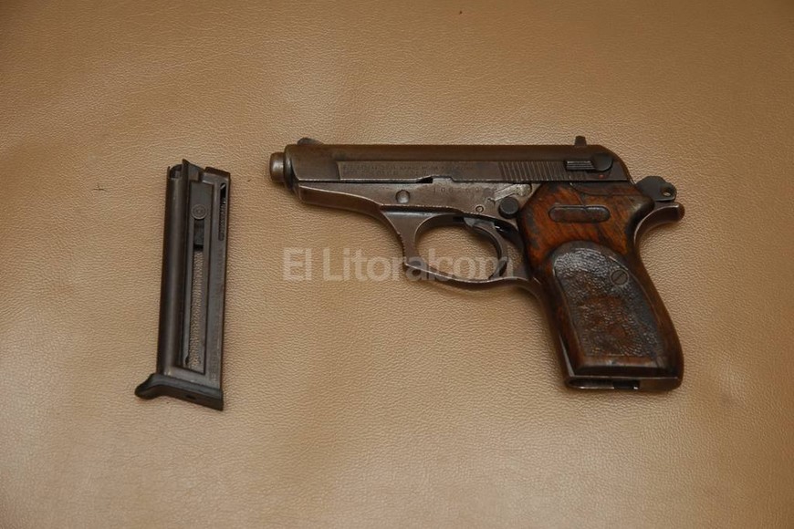ELLITORAL_167102 |  Archivo El Litoral Una pistola Bersa, calibre 22, fue una de las armas secuestradas durante el operativo que tuvo lugar en la víspera.