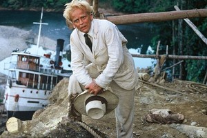 Werner Herzog Filmproduktion Klaus Kinski como el extravagante protagonista del film, que se propone concretar una epopeya en el Amazonas.
