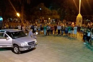 ELLITORAL_200716 |  Facebook Todos Para Uno