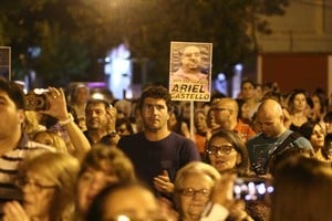 ELLITORAL_207635 |  Pablo Aguirre Centenares de vecinos de barrio Roma, marcharon para pedir justicia por el crimen de Ariel Castelló.