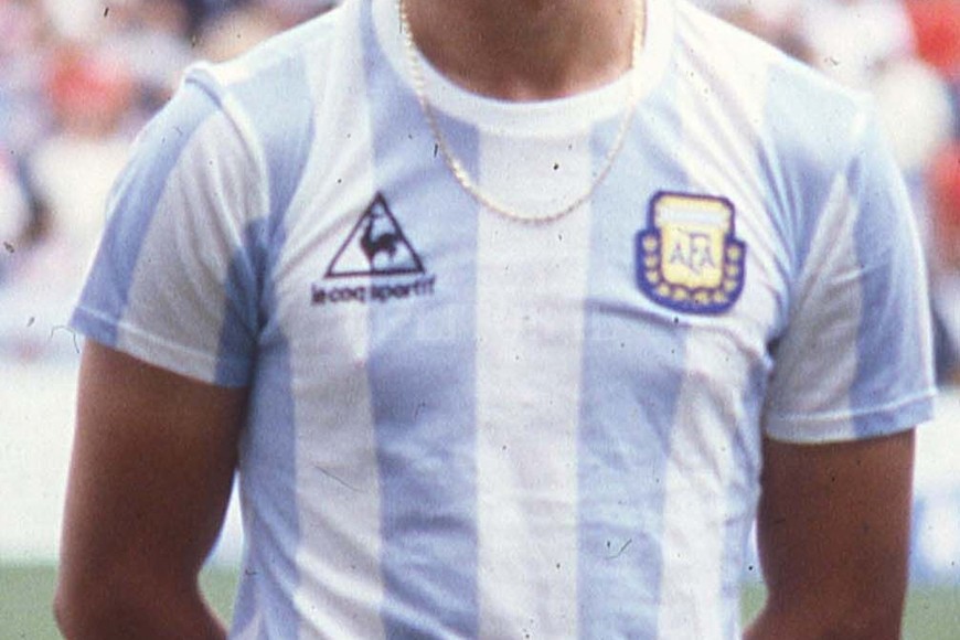 ELLITORAL_197327 |  Archivo El Litoral Un himno al fútbol. Jorge Valdano y la camiseta de la Selección Argentina. Fue campeón en el Torneo Esperanzas de Toulón 1975, dirigido por César Luis Menotti. Para la Selección Argentina Mayor jugó en 22 ocasiones, marcando un total de 11 goles. Fue campeón en el mundial de México 1986 con cuatro goles: dos contra Corea del Sur, uno contra Bulgaria y su cuarto gol ?el más importante de su carrera? fue el 2-0 parcial de Argentina en la final contra Alemania.
