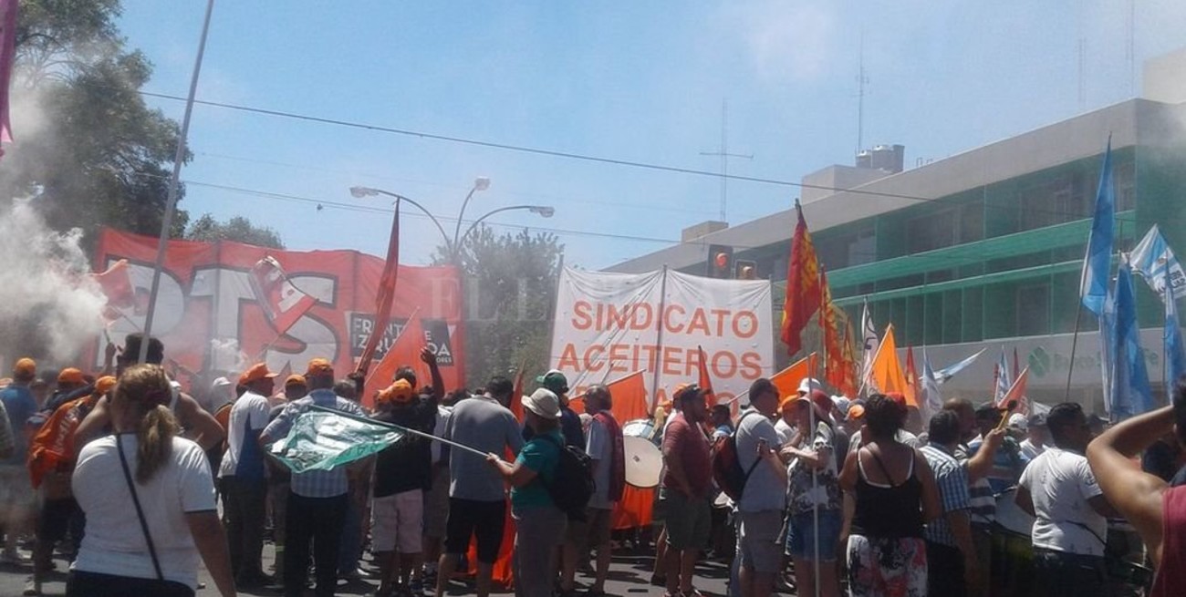 Explosión en Cofco: aceiteros marcharon en repudio a la muerte de dos trabajadores
