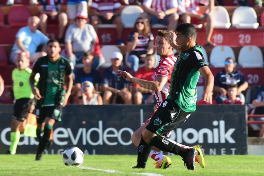 ELLITORAL_207433 |  Facundo Maggiolo cá se pudo abrir el partido. La jugada se armó por derecha y Gamba metió el centro a rastrón que Soldano no pudo conectar. Los dos delanteros la jugaron de memoria pero faltó el último toque.
