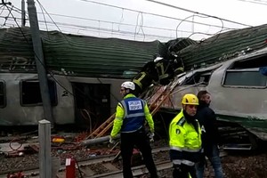 ELLITORAL_201771 |  HO Al menos tres muertos y 110 heridos causó el descarrilamiento de un tren en su entrada a la ciudad de Milán, en el norte de Italia.