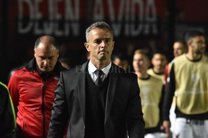 ELLITORAL_253991 |  Manuel Fabatía Cambió el look Lavallén, mucho más formal que en otros partidos, pero se fue con algo de preocupación. Minimizó la derrota y dijo que la serie está abierta. Y se aventuró a decir que la revancha será de trámite parecido.