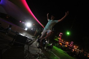 ELLITORAL_203389 |  Pablo Aguirre Antes del show hubo exhibición de slackline junto a uno de las piscinas y se realizaron tattoos en el lugar.