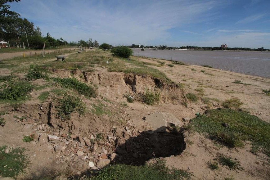 ELLITORAL_178174 | Guillermo Di Salvatore Cerca del parador hay dos desmoronamientos importantes en la línea de la Costa y también cárcavas.