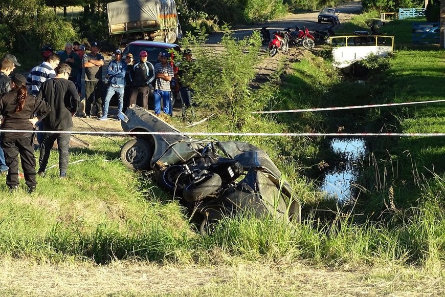ELLITORAL_211618 |  Gustavo Capeletti La moto quedó incrustada en el Renault 12.