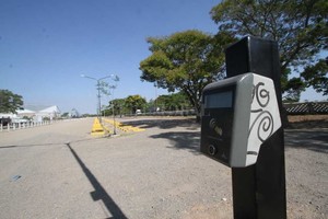 ELLITORAL_205702 |  Mauricio Garin En las dársenas de estacionamiento ya están colocados tres parquímetros, pero aún no hay fecha confirmada de inicio de su funcionamiento.