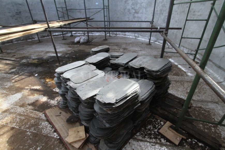 ELLITORAL_180033 |  Mauricio Garín Procedentes de Granada. Las pizarras de laja gris son importadas de España. Brindan ese aspecto escamado que se puede percibir tanto en las cubiertas como en las cúpulas. El pulido y la colocación es un trabajo absolutamente artesanal.