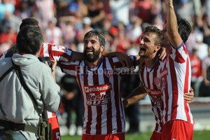 ELLITORAL_157118 |  Luis Cetraro Unión celebró en los dos clásicos que se jugaron este año. El último fue el que se disputó en el 15 de Abril y así lo festejaron Villar, Bruno Pittón y Zurbriggen. Ahora, el clásico depende de la postura que tome Unión, que había aceptado jugar en las fechas decididas por la organización. Desde el gobierno, le solicitaron toda la buena voluntad para jugar los partidos.
