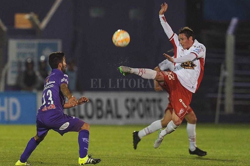 ELLITORAL_186338 |  Agencia DyN Bogado, casi cerrado. Hace tiempo, desde cuando jugaba en San Martín de San Juan, que Leo Madelón tiene en el radar a Mauro Bogado, un interesante todocampista que puede jugar en varias posiciones y distintos sistemas tácticos. Ahora, luego de varias reuniones de los dirigentes rojiblancos con su representante, tendría salida de Parque Patricios para desembarcar en Santa Fe.