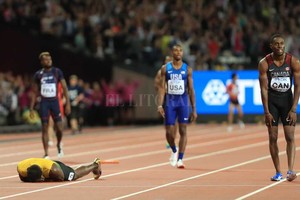 ELLITORAL_187442 |  DPA Una imagen que nadie quiere ver: el ídolo tendido. Usain Bolt no pudo terminar su carrera de despedida del atletismo. Una lesión lo dejó a mitad de camino