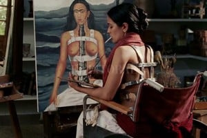 Miramax La película de Julie Taymor sigue la vida de Frida, centrándose en la relación que mantuvo durante años con el también pintor Diego Rivera.
