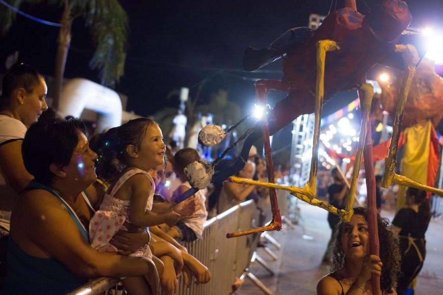 ELLITORAL_203273 |  MCSF Este sábado por la noche, más de 5 mil personas se acercaron a la Costanera Este para disfrutar de los corsos organizados por el Gobierno de la Ciudad.