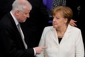 ELLITORAL_218992 |  EFE Horst Seehofer y Angela Merkel